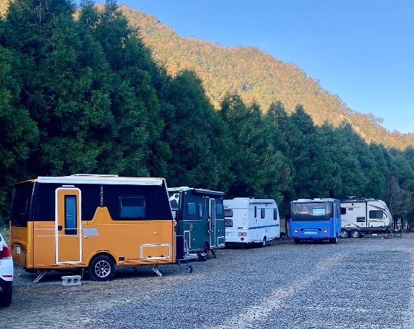 抵達營地(15:00後)→場地與露營車解說→ 下午茶 / 點心 → 營地放鬆休息→ 露營風格晚餐