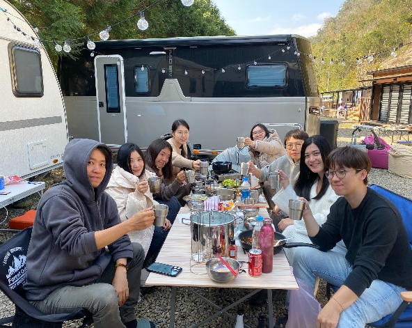 抵達營地(15:00後)→場地與露營車解說→ 下午茶 / 點心 → 營地放鬆休息→ 露營風格晚餐