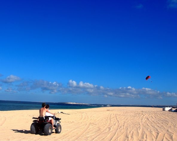 吉貝島 (八合一水上活動+浮潛體驗)→民宿ROOF TOP BBQ晚餐 (頂樓還可以看到市區夜景&花火節煙火喔)