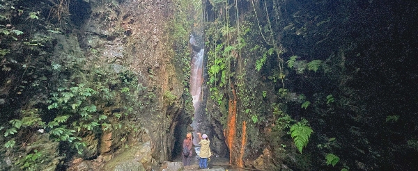 武界摩摩納爾瀑布