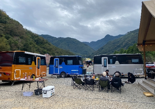 抵達營地(15:00後)→場地與露營車解說→ 營地放鬆休息→ 烤肉/火鍋 DIY晚餐料理
