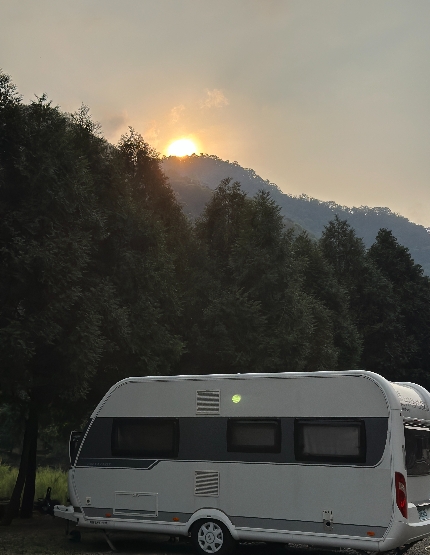 抵達營地(15:00後)→場地與露營車解說→ 營地放鬆休息→ 烤肉/火鍋 DIY晚餐料理